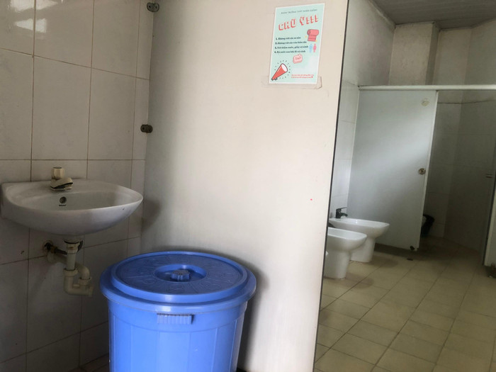 Mỗi nhà vệ sinh gồm 3 bồn tiểu tiện, 1 gian vệ sinh nặng và 1 bồn rửa tay. Ảnh: Doãn Nhàn Mỗi nhà vệ sinh gồm 3 bồn tiểu tiện, 1 gian vệ sinh nặng và 1 bồn rửa tay. Ảnh: Doãn Nhàn