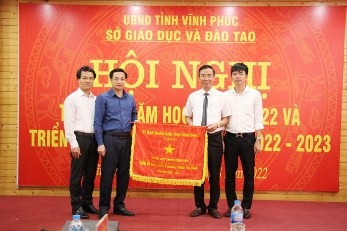 Trao Cờ thi đua của Ủy ban nhân dân tỉnh cho tập thể Trường trung học phổ thông Chuyên Vĩnh Phúc. Ảnh: Sở Giáo dục và Đào tạo Vĩnh Phúc Trao Cờ thi đua của Ủy ban nhân dân tỉnh cho tập thể Trường trung học phổ thông Chuyên Vĩnh Phúc. Ảnh: Sở Giáo dục và Đào tạo Vĩnh Phúc