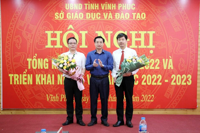 Giám đốc Sở tặng hoa chúc mừng 2 đồng chí cán bộ quản lý mới được bổ nhiệm làm Hiệu trưởng trường trung học phổ thông Tam Dương 2 và trung học phổ thông Đội Cấn trong năm 2022. Ảnh: Sở Giáo dục và Đào tạo Vĩnh Phúc Giám đốc Sở tặng hoa chúc mừng 2 đồng chí cán bộ quản lý mới được bổ nhiệm làm Hiệu trưởng trường trung học phổ thông Tam Dương 2 và trung học phổ thông Đội Cấn trong năm 2022. Ảnh: Sở Giáo dục và Đào tạo Vĩnh Phúc