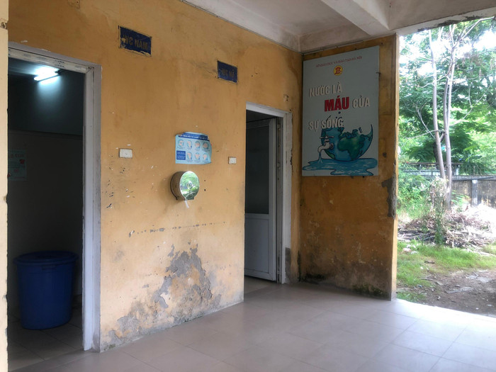 Khu vực nhà vệ sinh của trường trung học phổ thông Nhân Chính. Ảnh: Doãn Nhàn Khu vực nhà vệ sinh của trường trung học phổ thông Nhân Chính. Ảnh: Doãn Nhàn