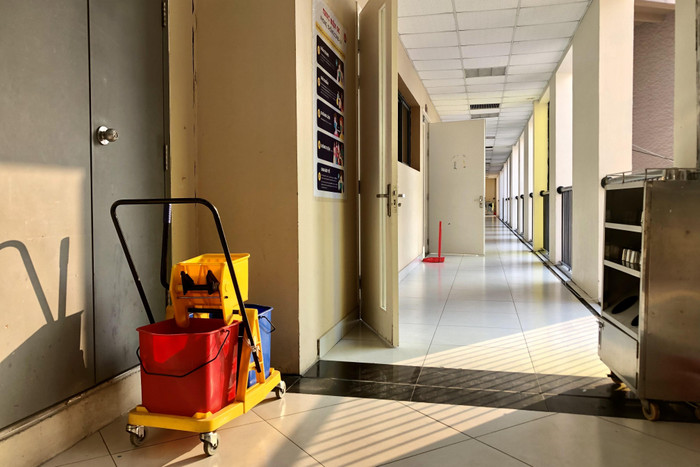 Cô Phạm Thị Hiền - Tổ trưởng tổ vệ sinh cho biết không gian nhà vệ sinh, các hành lang, lớp học luôn được duy trì sạch sẽ do có đội ngũ nhân viên vệ sinh lau dọn thường xuyên. "Tôi yêu và gắn bó với công việc của mình vì làm sạch cho mọi người là niềm vui, niềm hạnh phúc; hơn nữa công việc này cũng phù hợp với sức khỏe hiện tại của tôi, mức lương cũng ổn định nên tôi đã gắn bó với ngôi trường này từ khi mới thành lập cho đến bây giờ", cô Hiền tâm sự. Ảnh: Doãn Nhàn Cô Phạm Thị Hiền - Tổ trưởng tổ vệ sinh cho biết không gian nhà vệ sinh, các hành lang, lớp học luôn được duy trì sạch sẽ do có đội ngũ nhân viên vệ sinh lau dọn thường xuyên. "Tôi yêu và gắn bó với công việc của mình vì làm sạch cho mọi người là niềm vui, niềm hạnh phúc; hơn nữa công việc này cũng phù hợp với sức khỏe hiện tại của tôi, mức lương cũng ổn định nên tôi đã gắn bó với ngôi trường này từ khi mới thành lập cho đến bây giờ", cô Hiền tâm sự. Ảnh: Doãn Nhàn