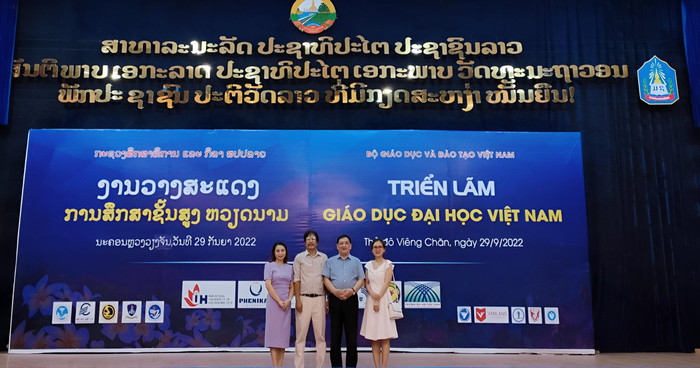 Đoàn đại biểu trường Đại học Hòa Bình tham dự triển lãm. Đoàn đại biểu trường Đại học Hòa Bình tham dự triển lãm.