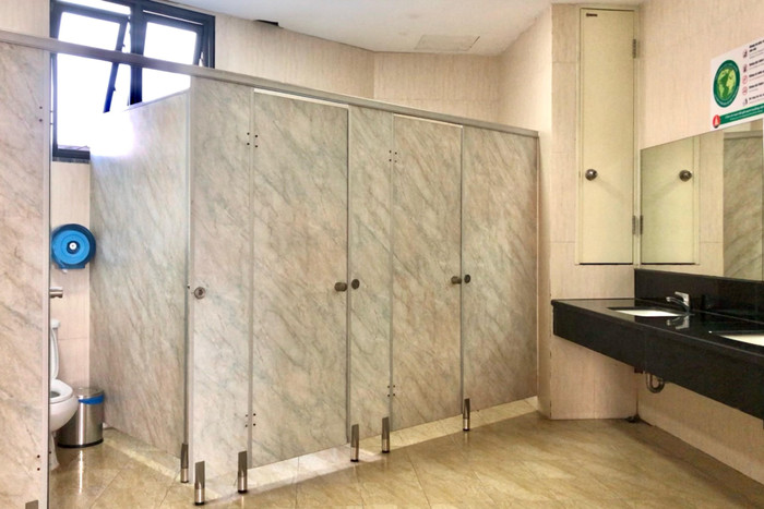 Khu vực nhà vệ sinh nữ của trường Marie Curie. Ảnh: Doãn Nhàn Khu vực nhà vệ sinh nữ của trường Marie Curie. Ảnh: Doãn Nhàn