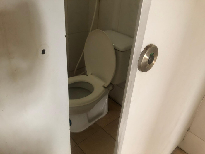 Rất nhiều cửa chính các phòng vệ sinh đều đã bị hỏng chốt khóa, cánh cửa chỉ có thể khép lại nhưng không thể chốt kín. Ảnh: Doãn Nhàn Rất nhiều cửa chính các phòng vệ sinh đều đã bị hỏng chốt khóa, cánh cửa chỉ có thể khép lại nhưng không thể chốt kín. Ảnh: Doãn Nhàn