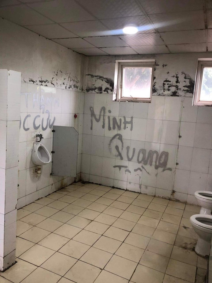 Sàn nhà đen, bẩn, nước chảy rỉ lâu ngày tạo ra nhiều mảng rêu đen kịt bám đầy các rãnh tường, sàn nhà vệ sinh. Ảnh: Học sinh cung cấp vào tháng 8 (Nhà vệ sinh ở tầng 1 nhà A Trường Trung học phổ thông Thạch Bàn) Sàn nhà đen, bẩn, nước chảy rỉ lâu ngày tạo ra nhiều mảng rêu đen kịt bám đầy các rãnh tường, sàn nhà vệ sinh. Ảnh: Học sinh cung cấp vào tháng 8 (Nhà vệ sinh ở tầng 1 nhà A Trường Trung học phổ thông Thạch Bàn)