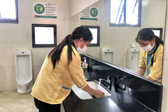 Công việc của một nhân viên vệ sinh tại trường Marie Curie sẽ bắt đầu từ 6 giờ sáng và kết thúc vào 6 giờ tối (có thời gian nghỉ trưa). Các công việc chính bao gồm: lau dọn hành lang, lớp học, nhà vệ sinh,... Công việc được tiến hành thường xuyên và liên tục trong suốt một ngày. (Ảnh chụp nhân viên vệ sinh trường Marie Curie đang làm việc - Ảnh: Doãn Nhàn) Công việc của một nhân viên vệ sinh tại trường Marie Curie sẽ bắt đầu từ 6 giờ sáng và kết thúc vào 6 giờ tối (có thời gian nghỉ trưa). Các công việc chính bao gồm: lau dọn hành lang, lớp học, nhà vệ sinh,... Công việc được tiến hành thường xuyên và liên tục trong suốt một ngày. (Ảnh chụp nhân viên vệ sinh trường Marie Curie đang làm việc - Ảnh: Doãn Nhàn)