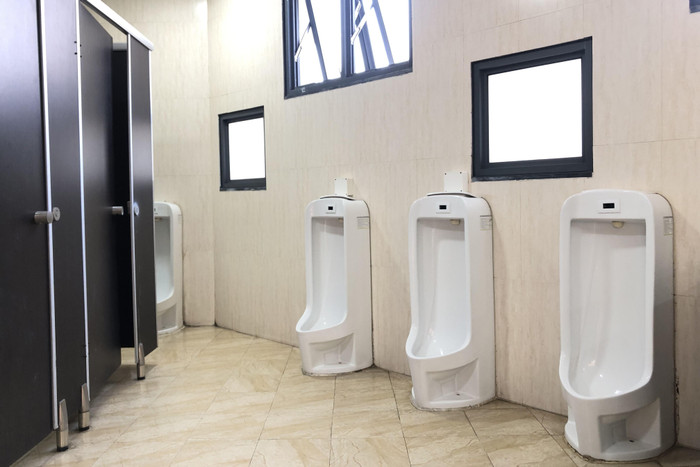 Khu vực nhà vệ sinh nam của trường Marie Curie. Ảnh: Doãn Nhàn Khu vực nhà vệ sinh nam của trường Marie Curie. Ảnh: Doãn Nhàn