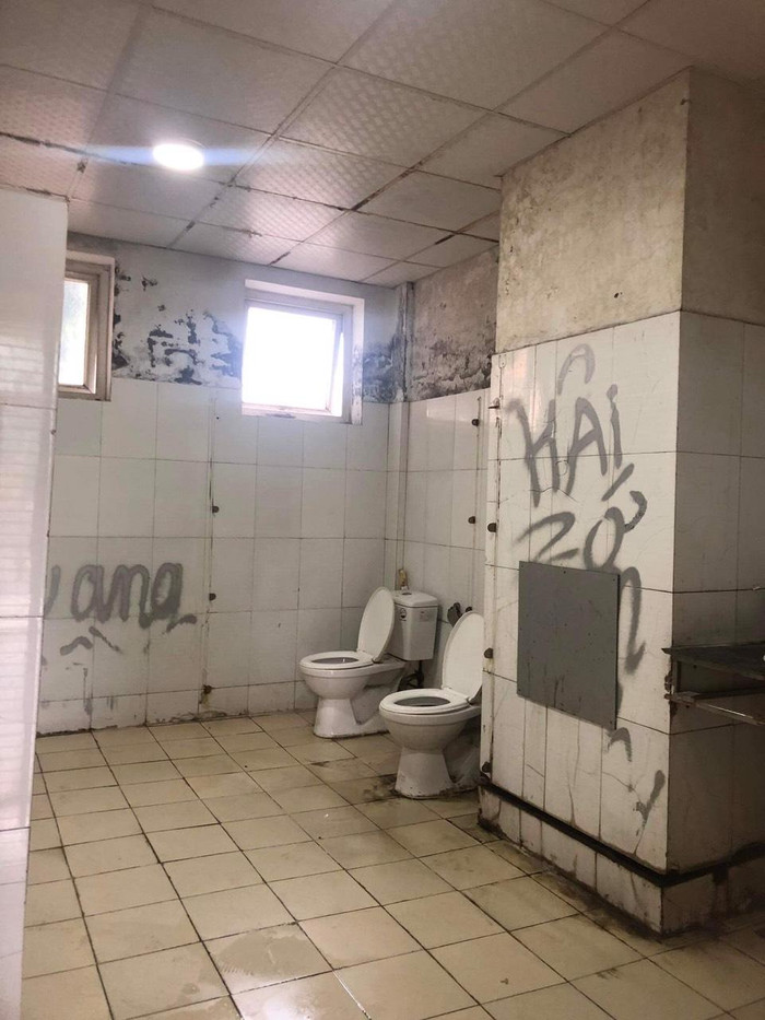 Hai bồn vệ sinh không có cửa chắn, xếp cạnh nhau. Hai bên tường đầy vết vẽ bậy bẩn. Ảnh: Học sinh cung cấp cho phóng viên vào tháng 8. (Nhà vệ sinh ở tầng 1 nhà A Trường Trung học phổ thông Thạch Bàn) Hai bồn vệ sinh không có cửa chắn, xếp cạnh nhau. Hai bên tường đầy vết vẽ bậy bẩn. Ảnh: Học sinh cung cấp cho phóng viên vào tháng 8. (Nhà vệ sinh ở tầng 1 nhà A Trường Trung học phổ thông Thạch Bàn)