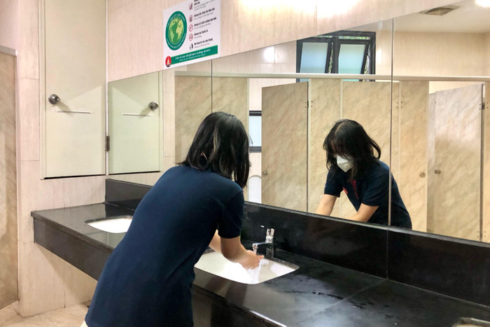 Không gian nhà vệ sinh hiện đại, tiện nghi của trường Marie Curie, Hà Nội. Ảnh: Doãn Nhàn Không gian nhà vệ sinh hiện đại, tiện nghi của trường Marie Curie, Hà Nội. Ảnh: Doãn Nhàn