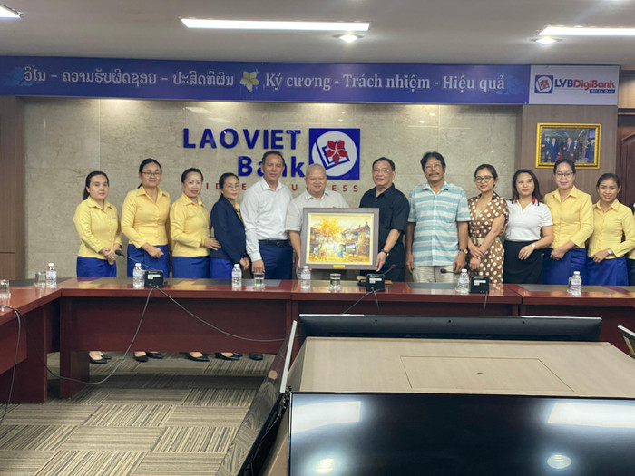 Trường Đại học Hòa Bình gặp gỡ Ngân hàng liên doanh Lào-Việt Trường Đại học Hòa Bình gặp gỡ Ngân hàng liên doanh Lào-Việt