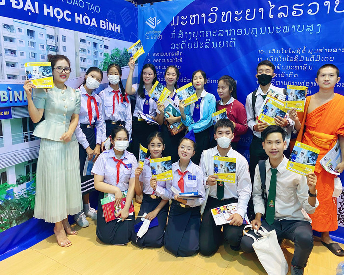Gian hàng triển lãm trưng bày của trường Đại học Hòa Bình thu hút sự quan tâm của đông đảo các bạn học sinh người Lào tới tham quan, chụp ảnh và tìm hiểu Gian hàng triển lãm trưng bày của trường Đại học Hòa Bình thu hút sự quan tâm của đông đảo các bạn học sinh người Lào tới tham quan, chụp ảnh và tìm hiểu