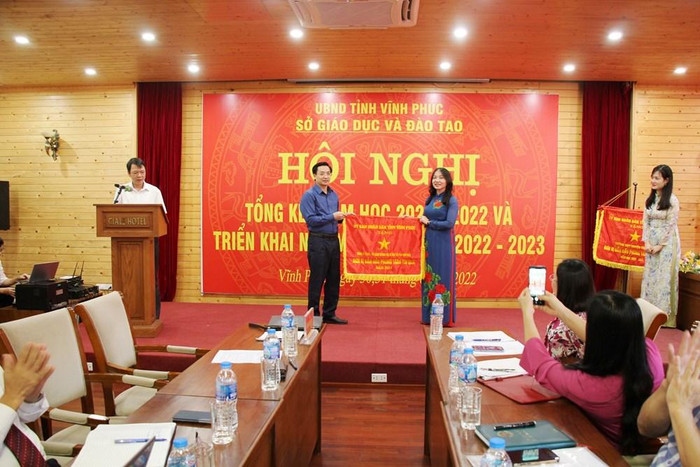 Giám đốc Sở Giáo dục và Đào tạo Nguyễn Văn Huyến trao Cờ thi đua của Ủy ban nhân dân tỉnh cho tập thể phòng Kế hoạch tài chính, Sở Giáo dục và Đào tạo. Ảnh: Sở Giáo dục và Đào tạo Vĩnh Phúc Giám đốc Sở Giáo dục và Đào tạo Nguyễn Văn Huyến trao Cờ thi đua của Ủy ban nhân dân tỉnh cho tập thể phòng Kế hoạch tài chính, Sở Giáo dục và Đào tạo. Ảnh: Sở Giáo dục và Đào tạo Vĩnh Phúc