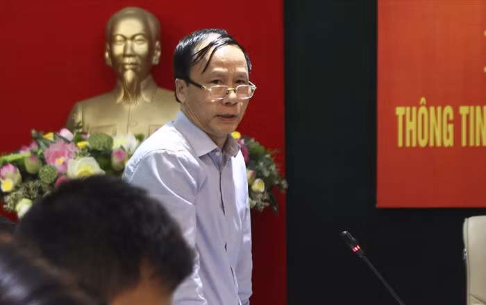 Ông Nguyễn Hoài Nam trả lời các câu hỏi liên quan việc lấy phiếu tín nhiệm. Ảnh: T.V