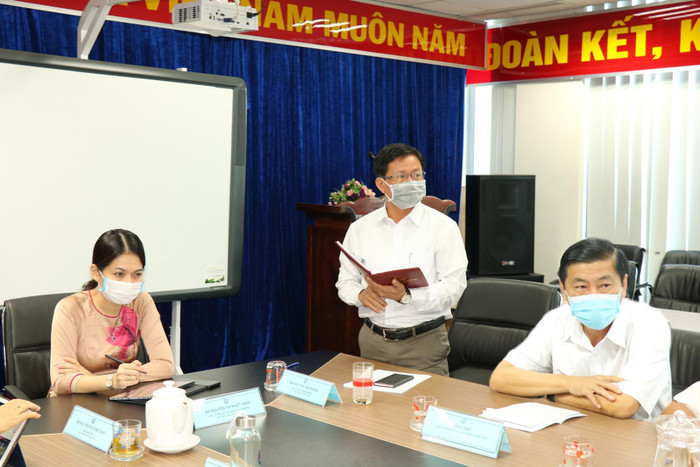Ông Nguyễn Văn Phong, Phó Giám đốc Sở Giáo dục và Đào tạo Bình Dương (đứng giữa) đang triển khai công tác phòng chống dịch COVID-19 trước kỳ thi tốt nghiệp Trung học phổ thông năm 2021. Ảnh: H.Đ Ông Nguyễn Văn Phong, Phó Giám đốc Sở Giáo dục và Đào tạo Bình Dương (đứng giữa) đang triển khai công tác phòng chống dịch COVID-19 trước kỳ thi tốt nghiệp Trung học phổ thông năm 2021. Ảnh: H.Đ