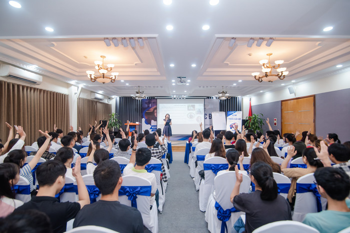 Một buổi hội thảo được tổ chức tại trung tâm. Một buổi hội thảo được tổ chức tại trung tâm.