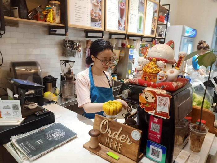 Sinh viên làm thêm tại quán cafe. Ảnh minh họa: DN gdvn-sv.jpg