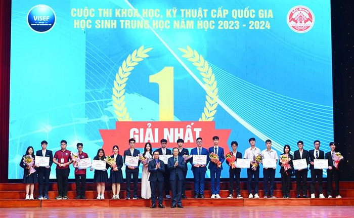 Thứ trưởng Phạm Ngọc Thưởng trao Bằng khen cho các dự án đoạt giải Nhất Cuộc thi Khoa học, kỹ thuật cấp quốc gia học sinh trung học năm học 2023 -2024. Ảnh: moet.gov.vn be-mac-khkt.jpg