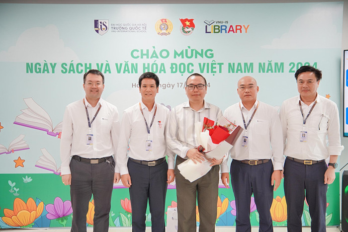 Lãnh đạo Trường Đại học Quốc tế - Đại học Quốc gia Hà Nội gửi tặng bó hoa thay lời cảm ơn gửi tới diễn giả Trần Việt Quân 7R405710.JPG