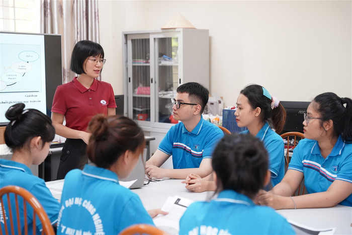 Giảng viên và sinh viên Trường Đại học Công nghiệp Dệt may Hà Nội. Ảnh: HTU DSC04212.jpg