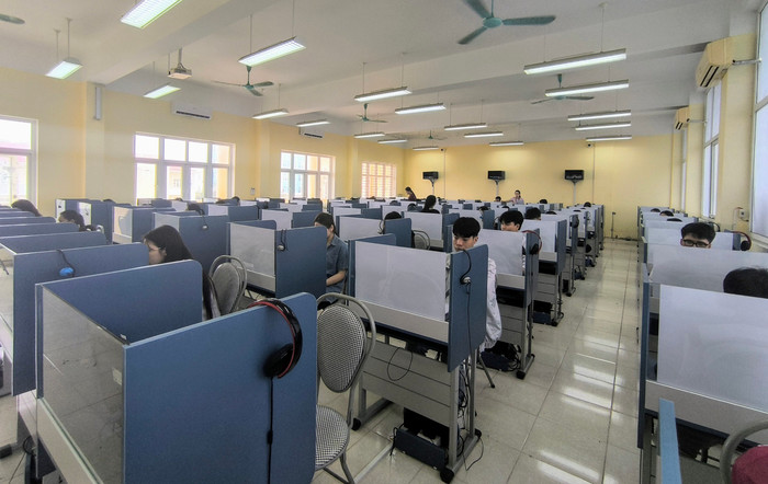 Thí sinh làm bài thi Đánh giá năng lực của Đại học Quốc gia Hà Nội. Ảnh: VNU z5324875994453_82cb9a21fcf3160af2550aadbbc495f7.jpg