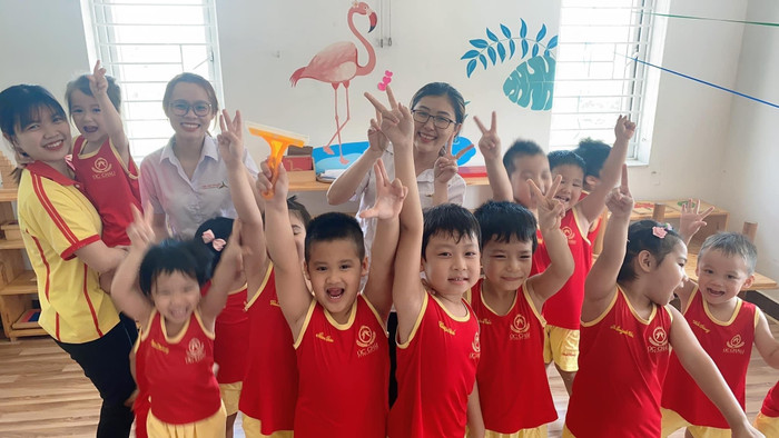 Sinh viên Trường Cao đẳng Đại Việt Sài Gòn chụp cùng các em nhỏ 4374e1c62f378069d926.jpg