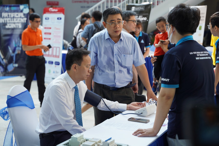 Đại biểu trải nghiệm sản phẩm của sinh viên trưng bày tại buổi lễ 4. Đại biểu trải nghiệm sản phẩm của sinh viên trưng bày tại buổi lễ.JPG