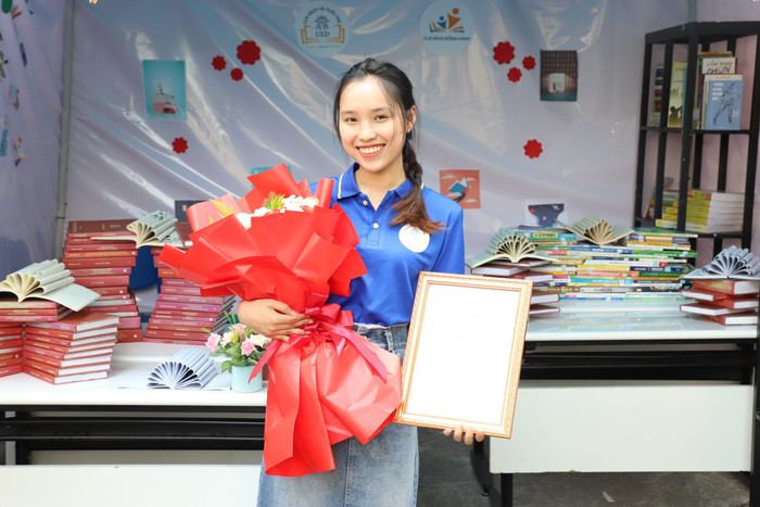 Sinh viên Trần Lê Minh Huyền (lớp 21STH1, Khoa Giáo dục Tiểu học, Trường Đại học Sư phạm Đà Nẵng) - Chủ nhiệm câu lạc bộ Sách và Tuổi trẻ UED 189a20fa27d98987d0c8.jpg