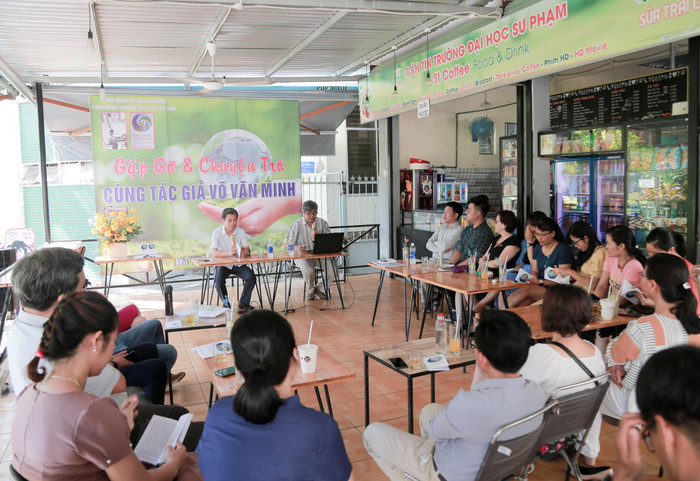Thầy Lê Viết Chung trong một hoạt động giới thiệu sách IMG_4217.jpg