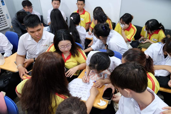 Sinh viên ngành Quản trị kinh doanh, Trường Cao đẳng Đại Việt Sài Gòn trong một giờ học 29ff755924aa8bf4d2bb (1).jpg
