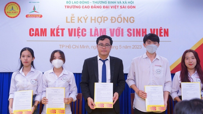 Trường Cao đẳng Đại Việt Sài Gòn tổ chức “Lễ ký hợp đồng cam kết việc làm giữa nhà trường và sinh viên”. Thạc sĩ Dương Công Hiếu – Phó Hiệu trưởng Trường Cao đẳng Đại Việt Sài Gòn (ở giữa) ky-cam-ket-viec-lam-2023-thac-si-duong-cong-hieu-pho-hieu-truong-truong-cd-dai-viet-sai-gon 2.jpg