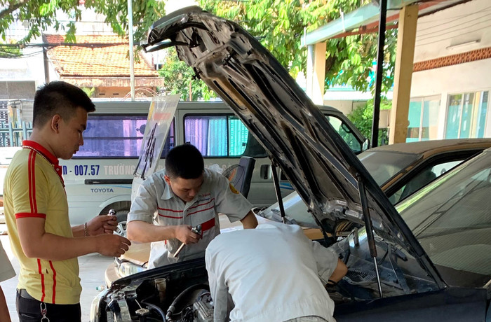 Sinh viên ngành Công nghệ ô tô, Trường Cao đẳng Đại Việt Sài Gòn đang thực hành f208a4eb89da26847fcb.jpg
