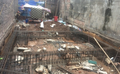 Công trình thi công sai phép gây ảnh hưởng đến các hộ liền kề. Ảnh: Phan Thiên Công trình thi công sai phép gây ảnh hưởng đến các hộ liền kề. Ảnh: Phan Thiên