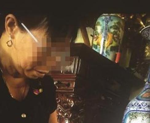 Bà T. là giáo viên nghỉ hưu, vẫn làm môi giới chạy viên chức. Ảnh: phunuonline.com.vn