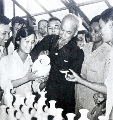 Chiều 25/7/1962, Bác Hồ đã về thăm Nhà máy sứ Hải Dương và vẽ lên sản phẩm. Ảnh tư liệu. Chiều 25/7/1962, Bác Hồ đã về thăm Nhà máy sứ Hải Dương và vẽ lên sản phẩm. Ảnh tư liệu.