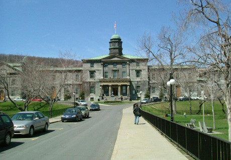 Hầu hết sinh viên khi đến học tại McGill đều bị ấn tưởng bởi cảnh quan khuôn viên tuyệt vời tại đây. Với 2 khu khuôn viên rộng và nổi bật với những tòa nhà mang kiến trúc Gothic cầu kỳ, với những khu vườn lá phong đỏ ối tạo nên khung cảnh rất lãng mạn, thoải mái cho sinh viên học tập. Hầu hết sinh viên khi đến học tại McGill đều bị ấn tưởng bởi cảnh quan khuôn viên tuyệt vời tại đây. Với 2 khu khuôn viên rộng và nổi bật với những tòa nhà mang kiến trúc Gothic cầu kỳ, với những khu vườn lá phong đỏ ối tạo nên khung cảnh rất lãng mạn, thoải mái cho sinh viên học tập.