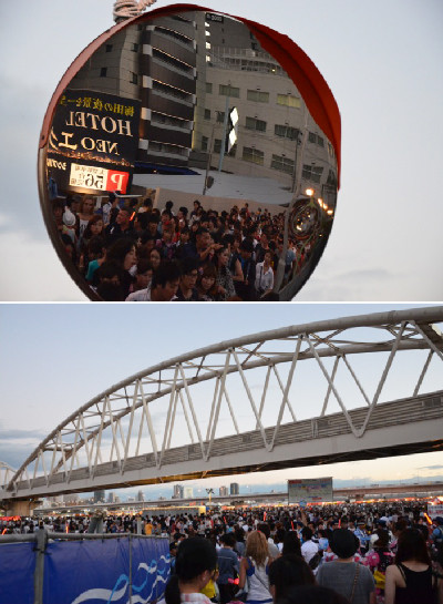 Hình ảnh trên đường đi từ ga và tại địa điểm xem bắn pháo hoa ở bờ sông Yodogawa