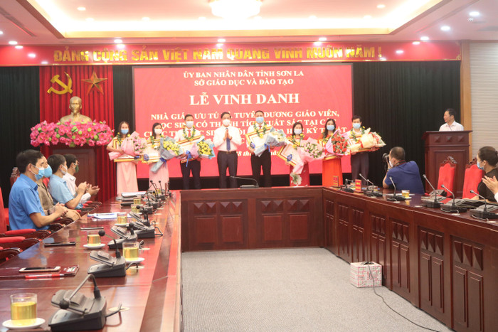 Các thầy cô được vinh danh tại buổi lễ. Ảnh: Diệp Hương