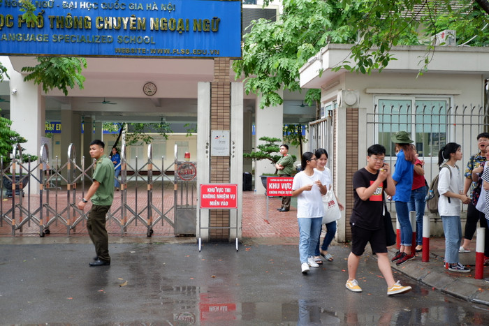 Kỳ thi vào lớp 10 Trung học phổ thông Chuyên Ngoại ngữ được xem là kỳ thi khá căng thẳng vì số lượng đăng ký lớn. Ảnh: Quỳnh Trang - Diệu Thùy