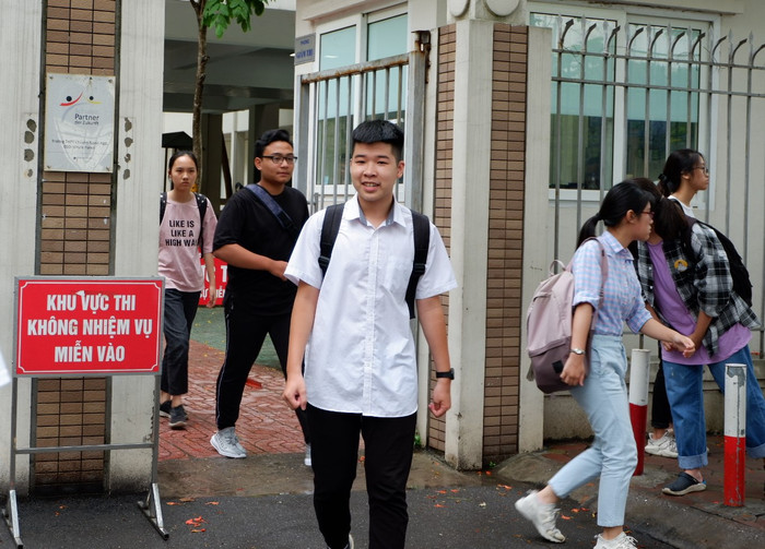 Thí sinh phấn khởi khi thi xong bài thi đánh giá năng lực Ngoại ngữ. Ảnh: Diệu Thùy - Quỳnh Trang.