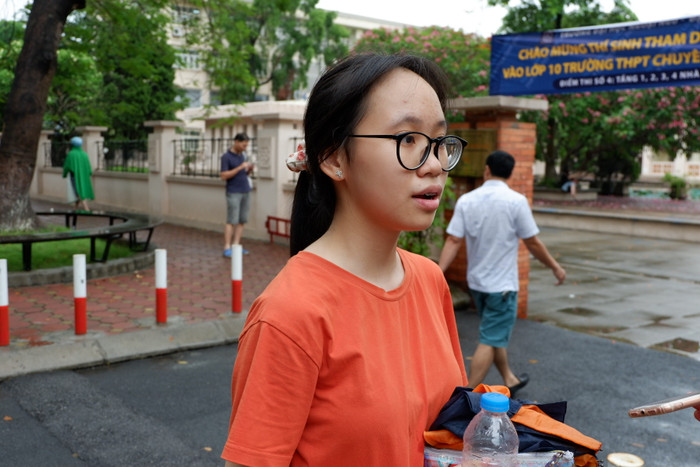 Thí sinh Vũ Ngọc Trâm Anh dự thi vào lớp chuyên tiếng Trung chia sẻ: “Em cảm thấy đề thi hơi dài, em bị thiếu thời gian làm, thêm nữa là phần cuối bài viết em làm không được tương xứng với phần đầu”. Ảnh: Quỳnh Trang - Diệu Thùy