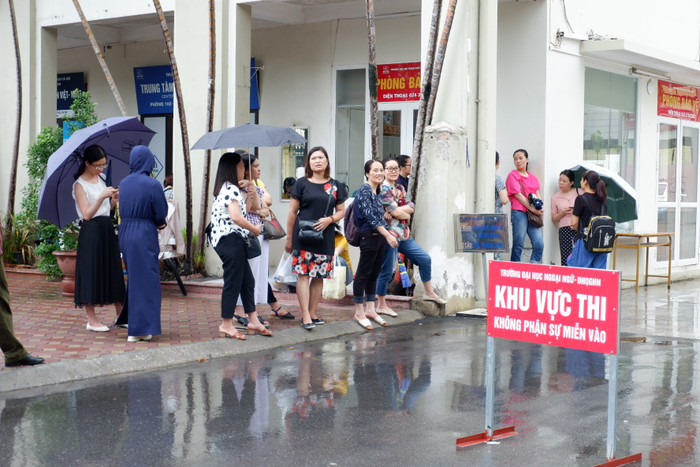 Dù trời mưa, nhưng rất nhiều phụ huynh vẫn túc trực ở cổng trường để đợi con. Ảnh: Quỳnh Trang - Diệu Thùy.