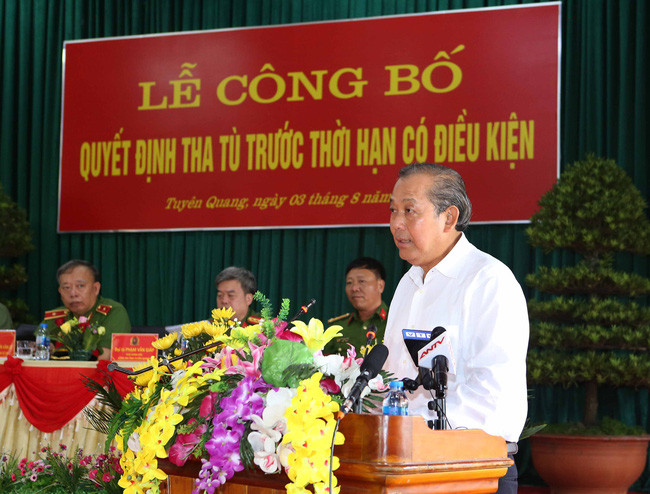Phó Thủ tướng Thường trực Trương Hòa Bình kiểm tra công tác tha tù trước thời hạn. (Ảnh: VGP) Phó Thủ tướng Thường trực Trương Hòa Bình kiểm tra công tác tha tù trước thời hạn. (Ảnh: VGP)