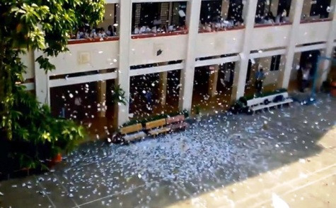 Học sinh xé đề cương môn sử ném trắng sân trường. Học sinh xé đề cương môn sử ném trắng sân trường.