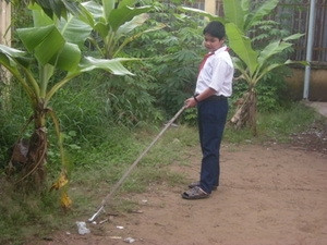 Em Hồ Lâm Hữu Luân sử dụng cây kẹp nhặt rác làm vệ sinh xung quanh trường. Em Hồ Lâm Hữu Luân sử dụng cây kẹp nhặt rác làm vệ sinh xung quanh trường.