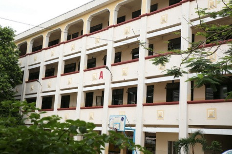 Dãy phòng học khu A - nơi học sinh khối 12 Trường THPT Nguyễn Hiền, Q.11, TP.HCM xé đề cương ôn thi môn sử rải khắp trường (ảnh chụp chiều 7-4) - Ảnh: Như Hùng Dãy phòng học khu A - nơi học sinh khối 12 Trường THPT Nguyễn Hiền, Q.11, TP.HCM xé đề cương ôn thi môn sử rải khắp trường (ảnh chụp chiều 7-4) - Ảnh: Như Hùng