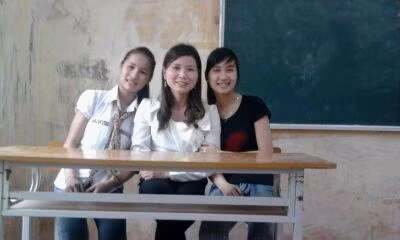 Dương Thị Ánh (giữa) hiện là giáo viên hợp đồng tại một trường THCS, chưa được vào biên chế ngành giáo dục. Trong ảnh là cô cùng 2 học trò trong đội tuyển thi học sinh giỏi.