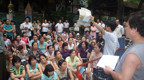 Phụ huynh xếp hàng chờ lấy đơn xin học cho con mùa tuyển sinh năm học 2012-2013 ở Trường mầm non Thành Công, quận Ba Đình, Hà Nội - Ảnh: Nguyễn Thanh Phụ huynh xếp hàng chờ lấy đơn xin học cho con mùa tuyển sinh năm học 2012-2013 ở Trường mầm non Thành Công, quận Ba Đình, Hà Nội - Ảnh: Nguyễn Thanh