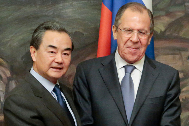 Ngoại trưởng Trung Quốc Vương Nghị và người đồng cấp Nga Sergei Lavrov, ảnh: AP. Ngoại trưởng Trung Quốc Vương Nghị và người đồng cấp Nga Sergei Lavrov, ảnh: AP.