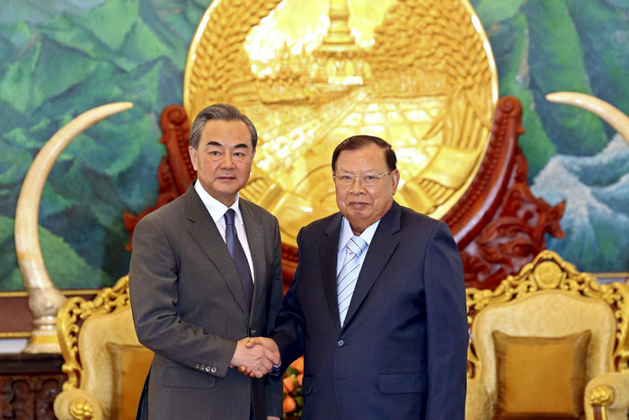 Ngoại trưởng Trung Quốc Vương Nghị và Chủ tịch Lào Bounnhang Vorachit tại Viêng Chăn, ảnh: The Straits Times.