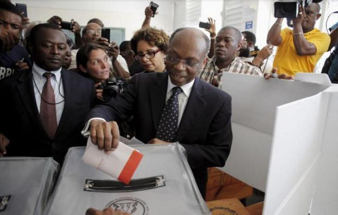 Cựu Tổng thống Jean-Bertrand Aristide tham gia bỏ phiếu bầu cử Tổng thống vòng đầu tiên. Ảnh: home.bt.com.